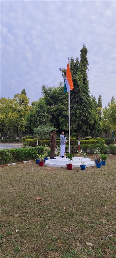 ૭૭માં પ્રજાસત્તાક દિવસ નિમિતે પશુ ચિકિત્સા અને પશુપાલન મહાવિદ્યાલય, કામધેનુ યુનિવર્સીટી સરદારકૃષિનગર ખાતે રાષ્ટ્રીય પર્વની ઉમંગ તેમજ ઉલ્લાસભેર ઉજવણી થઇ